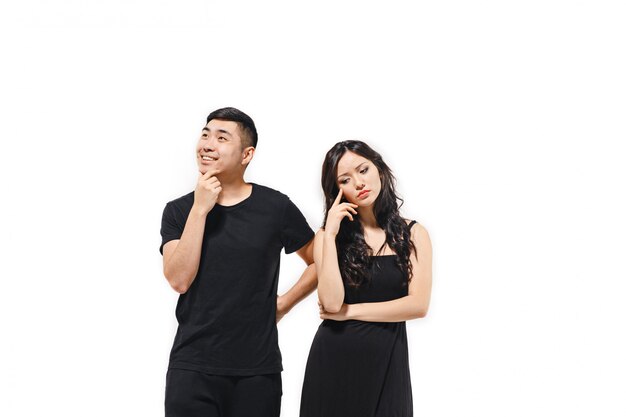 Retrato de pareja coreana pensativa aislado en blanco