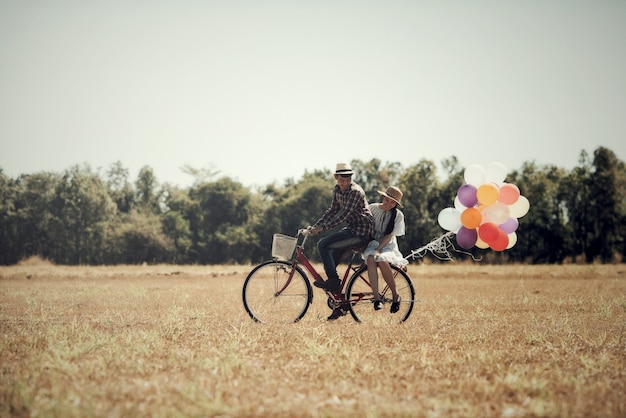 Retrato de una pareja enamorada de globos coloridos