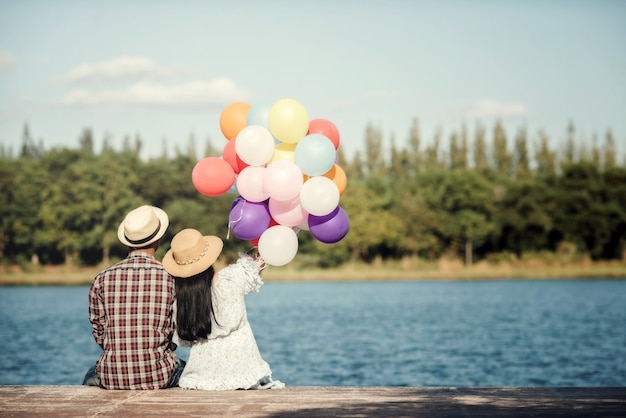 Retrato de una pareja enamorada de globos coloridos