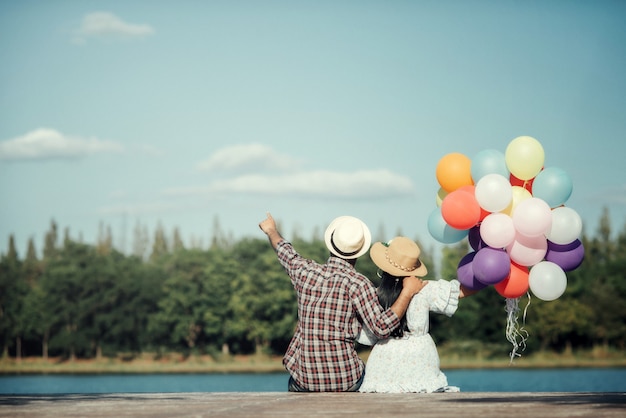 Foto gratuita retrato de una pareja enamorada de globos coloridos