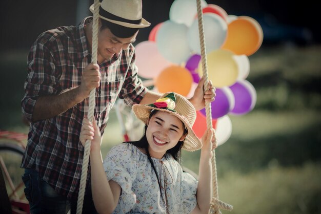 Retrato de una pareja enamorada de globos coloridos