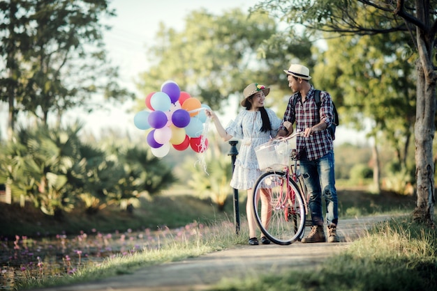 Retrato de una pareja enamorada de globos coloridos