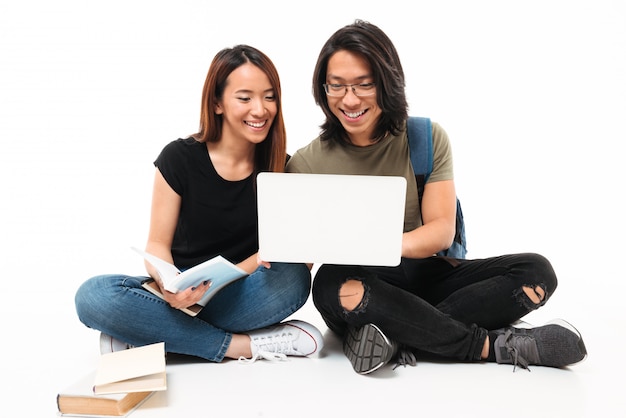 Foto gratuita retrato de una pareja de estudiantes asiáticos sonriente feliz