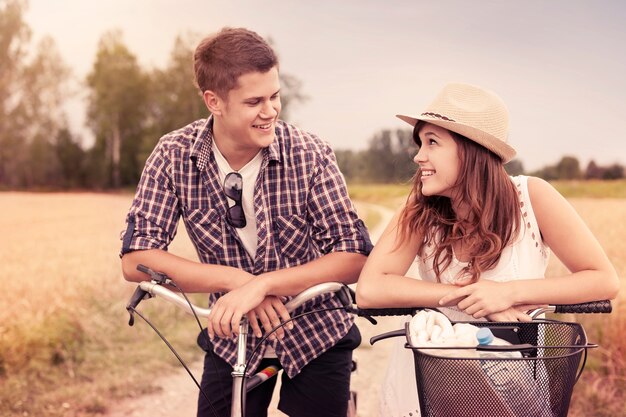 Retrato de pareja feliz en bicicletas