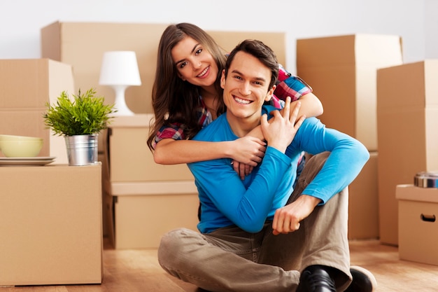 Retrato de pareja feliz en casa nueva