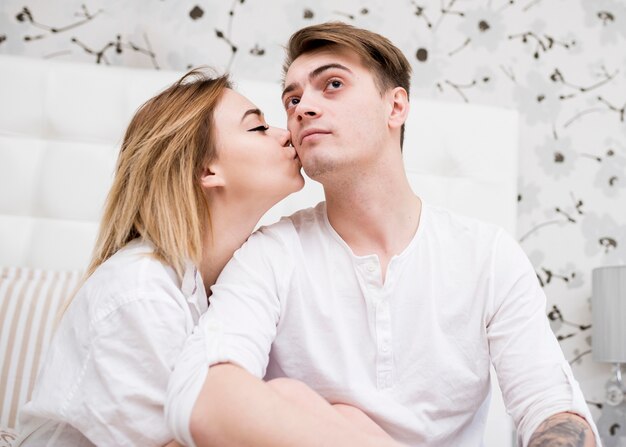 Retrato de pareja feliz en casa