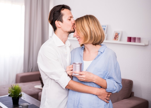 Retrato de pareja feliz en casa