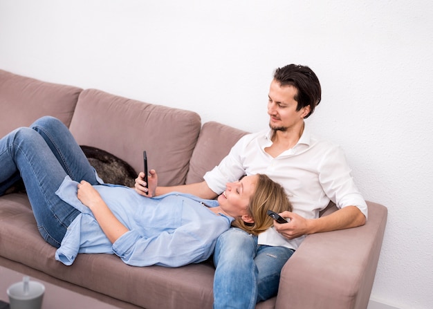 Foto gratuita retrato de pareja feliz en casa