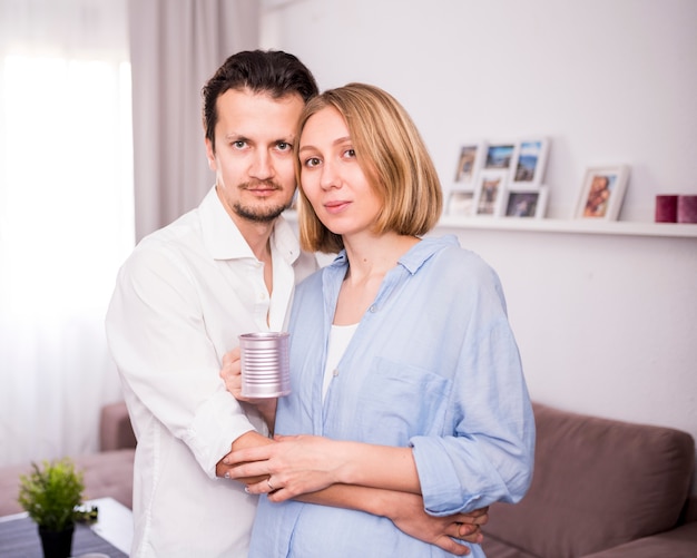 Retrato de pareja feliz en casa