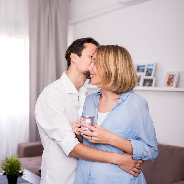 Retrato de pareja feliz en casa