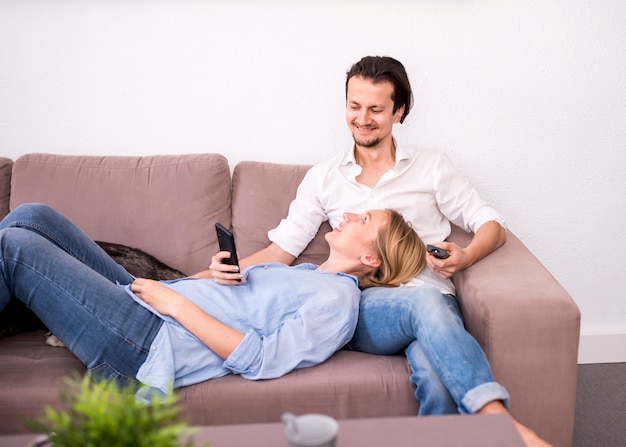 Foto gratuita retrato de pareja feliz en casa