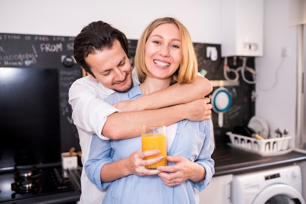 Retrato de pareja feliz en casa