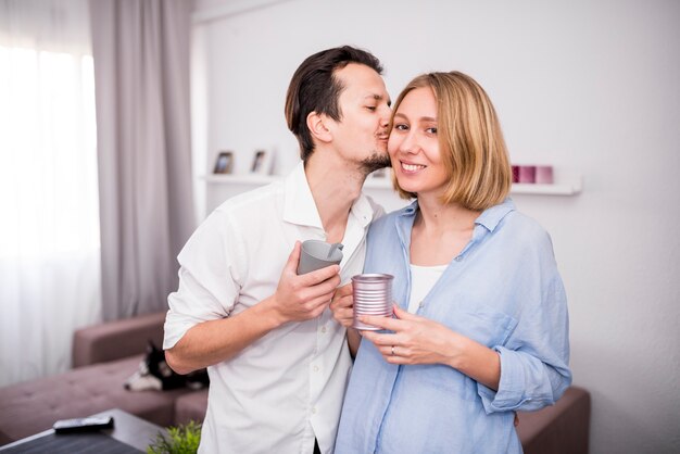 Retrato de pareja feliz en casa