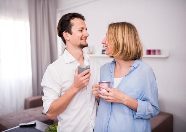 Retrato de pareja feliz en casa