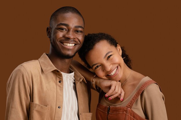 Retrato de pareja feliz y sonriente