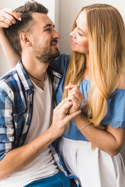 Retrato de una pareja feliz