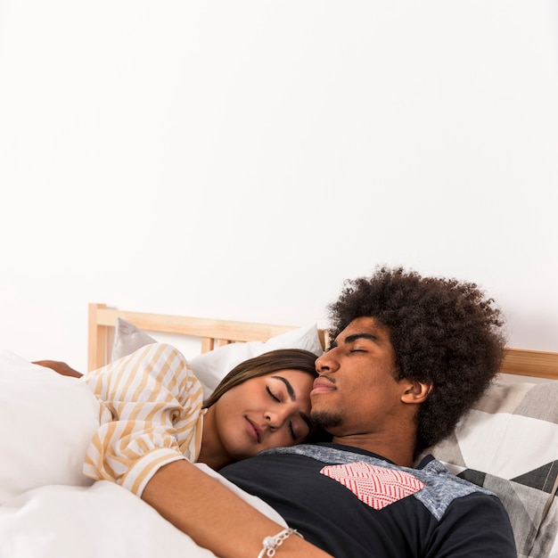 Retrato de pareja interracial en cama