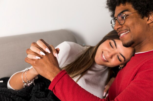 Retrato de pareja interracial en casa