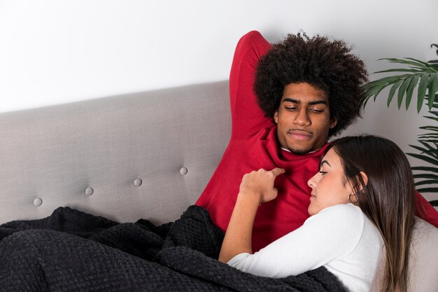 Retrato de pareja interracial en casa