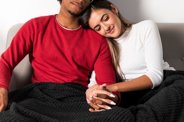 Retrato de pareja interracial en casa