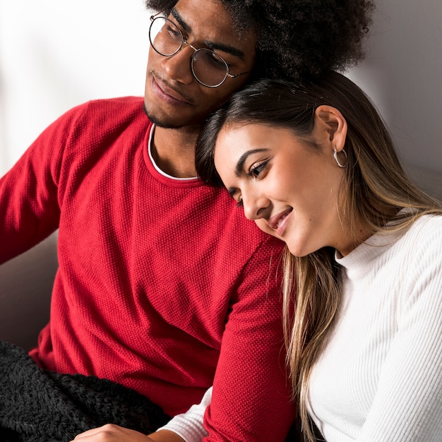 Retrato de pareja interracial en casa