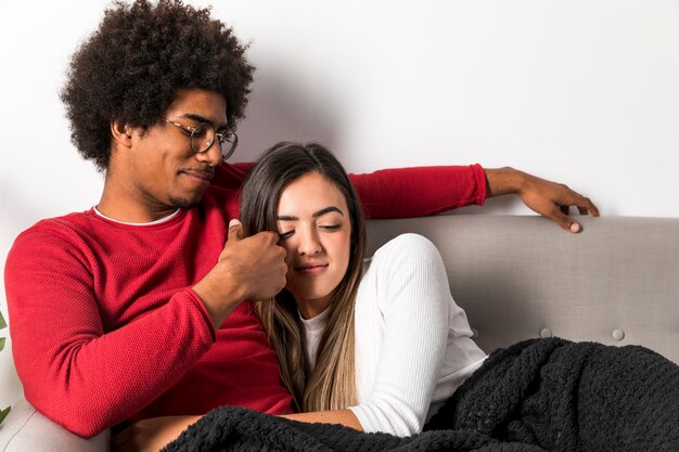 Retrato de pareja interracial en casa