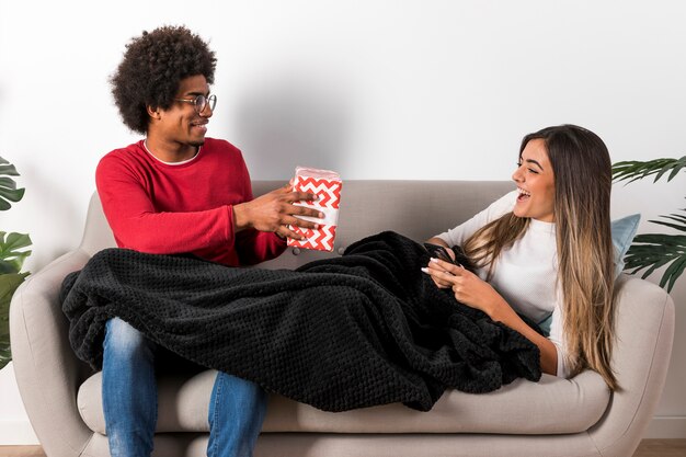 Retrato de pareja interracial en casa