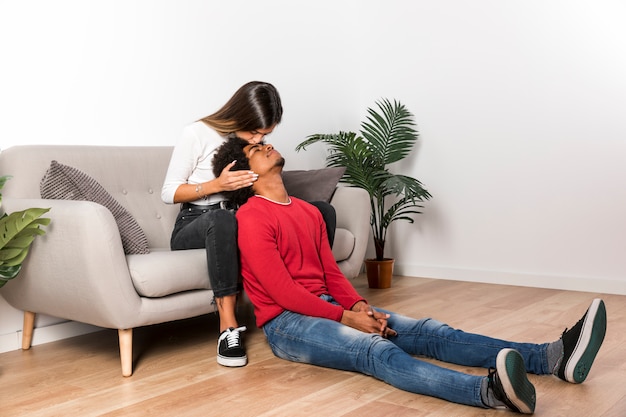 Retrato de pareja interracial en casa