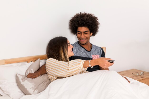 Retrato de pareja interracial en casa