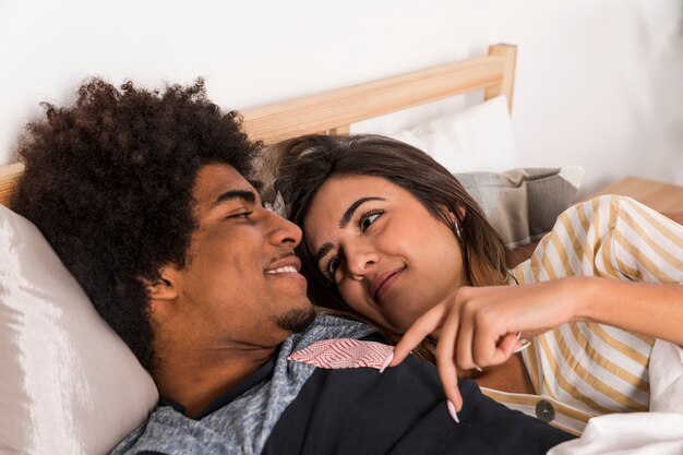 Retrato de pareja interracial en casa