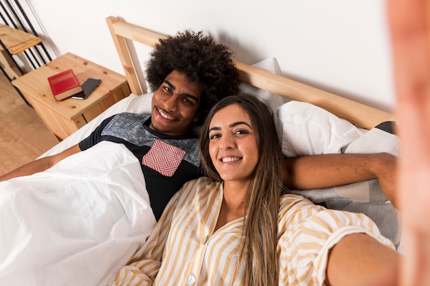 Foto gratuita retrato de pareja interracial en casa