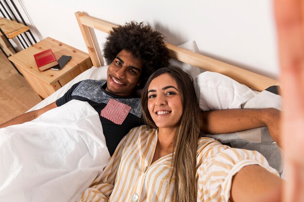 Retrato de pareja interracial en casa