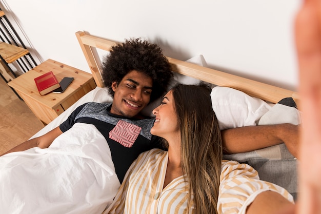 Retrato de pareja interracial en casa