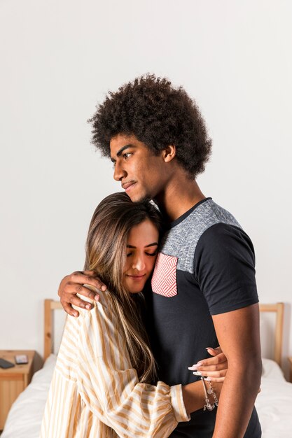 Retrato de pareja interracial en casa