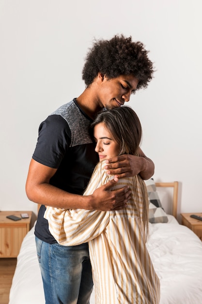 Retrato de pareja interracial en casa