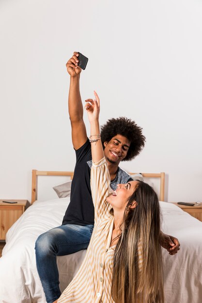 Retrato de pareja interracial en casa