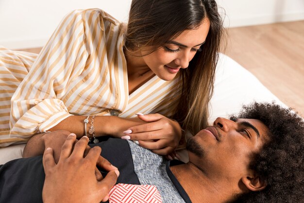 Retrato de pareja interracial en casa