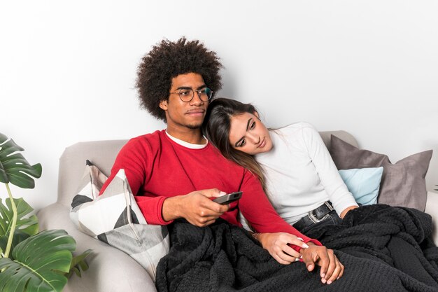 Retrato de pareja interracial en casa
