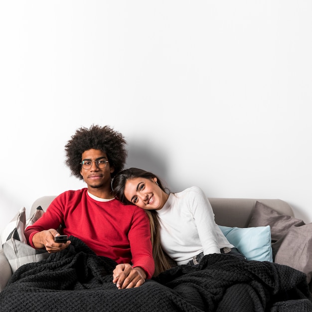 Retrato de pareja interracial en casa