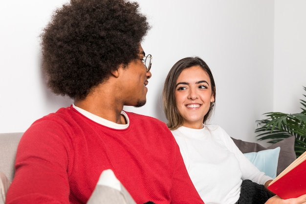 Foto gratuita retrato de pareja interracial leyendo juntos