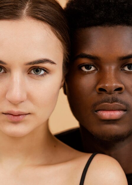 Retrato de pareja interracial de primer plano