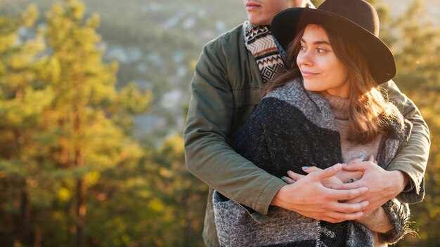 Retrato, de, pareja joven, abrazar