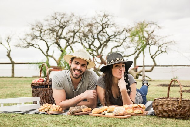 Retrato, de, pareja joven, acostado, en, manta, en, picnic