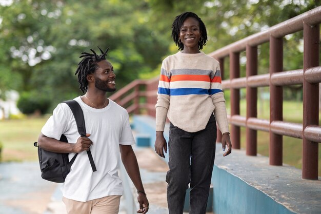 retrato, de, pareja joven, con, afro, rastas, aire libre