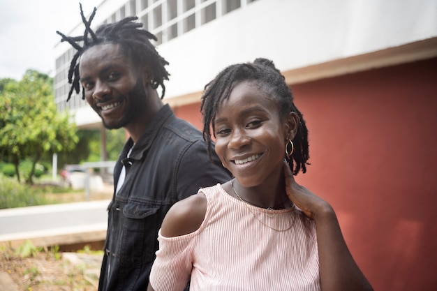 retrato, de, pareja joven, con, afro, rastas, aire libre