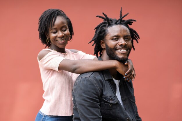 retrato, de, pareja joven, con, afro, rastas