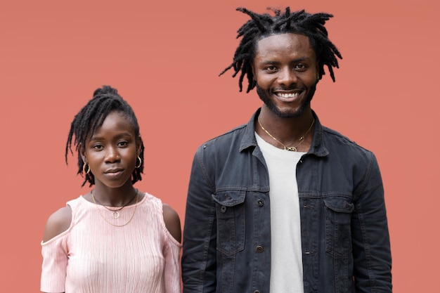 retrato, de, pareja joven, con, afro, rastas