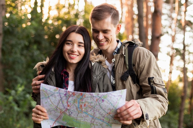 Retrato de pareja joven disfrutando de la naturaleza juntos