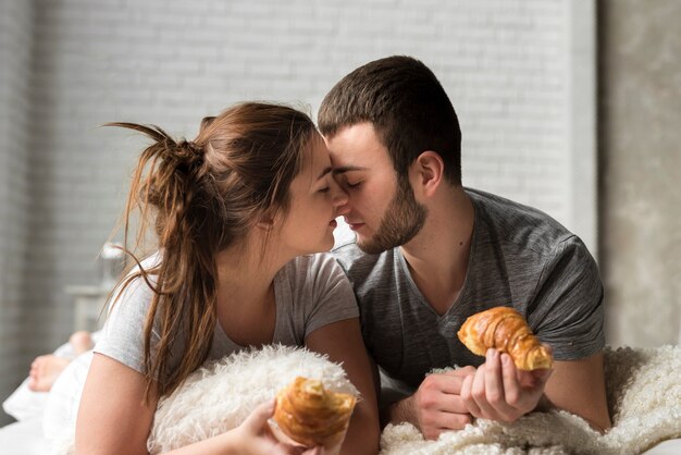 Retrato, de, pareja joven, juntos, en cama