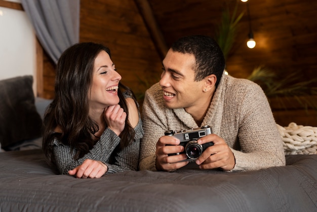 Foto gratuita retrato, de, pareja joven, juntos